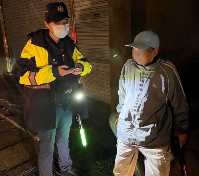 逛完市場忘記回家的路 龍潭警助失智翁返家團圓 60 S 1802264 0