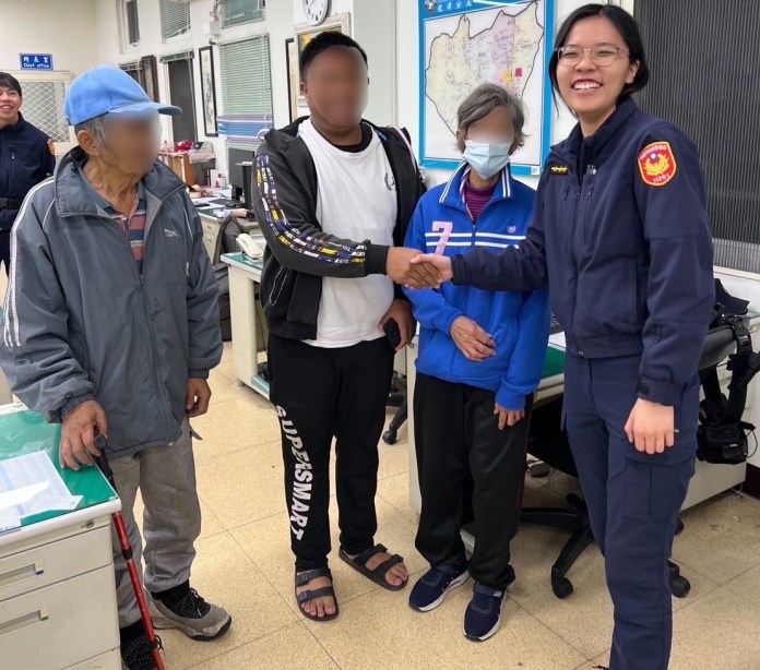 逛完市場忘記回家的路 龍潭警助失智翁返家團圓 61 S 1802266 0