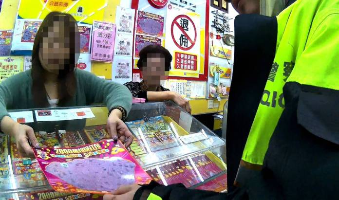 以為刮中2千萬被調包 6旬翁與彩券行店員爆口角 64 330593 0