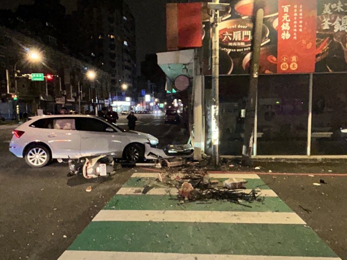 【有片】精神不濟!轎車深夜猛撞火鍋店 騎士驚險躲過一劫 62 S 391159823 0