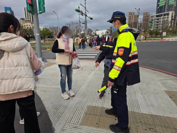 燈會賞燈不慎掉錢包 熱心民眾報警助失主找回 66 747457 0