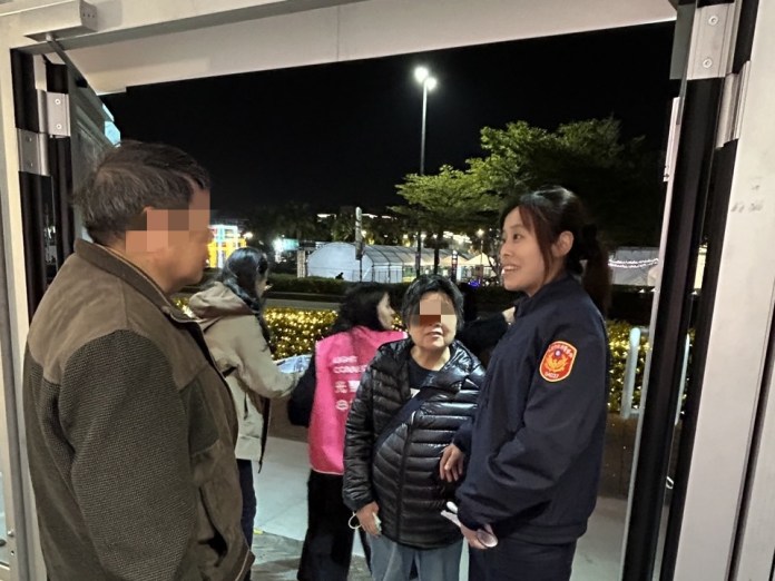 老夫妻賞燈走散急哭 壢警暖心助團圓 59 S 12263496 0