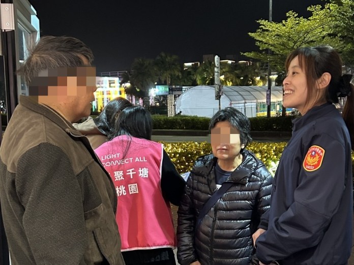 老夫妻賞燈走散急哭 壢警暖心助團圓 60 S 12263498 0