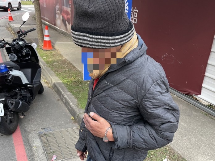 失智男站馬路中險象環生 壢警靠1物找到家屬 65 fff66 3
