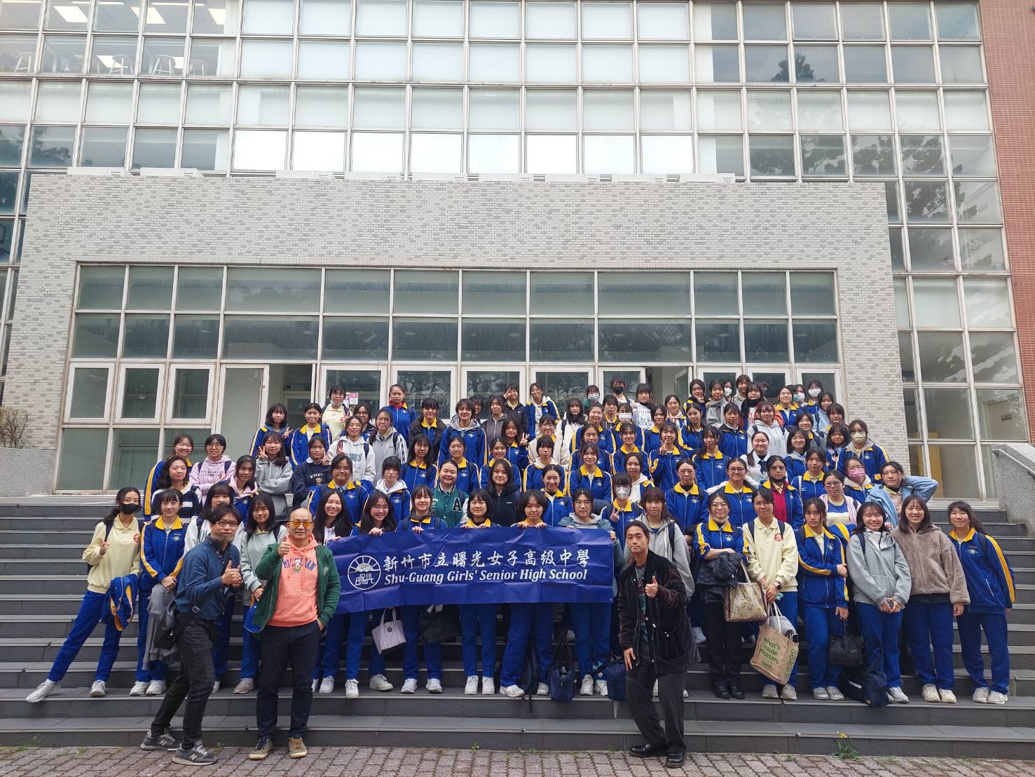 清華大學周卓煇教授團隊的AI課程,吸引曙光女中2台遊覽車同學前來試聽。(圖/記者溎芬翻攝)