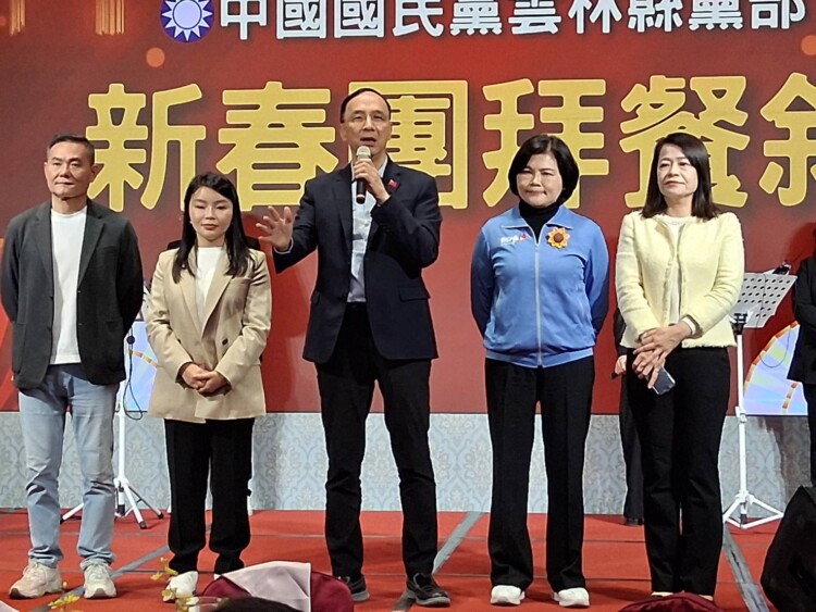 ▲ 朱立倫黨主席、組工會主委，立委許宇甄、縣長張麗善、立法委員丁學忠、張嘉郡主委共同舉杯，祝賀大家新春愉快並逐桌表達敬意場面溫馨，充滿新春氣息。(記者劉春生攝)