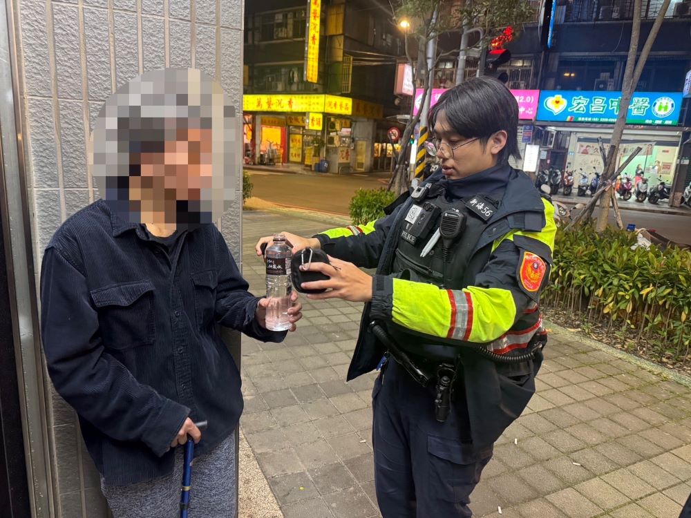 呆站路邊6小時   海山警助帕氏症患者返家