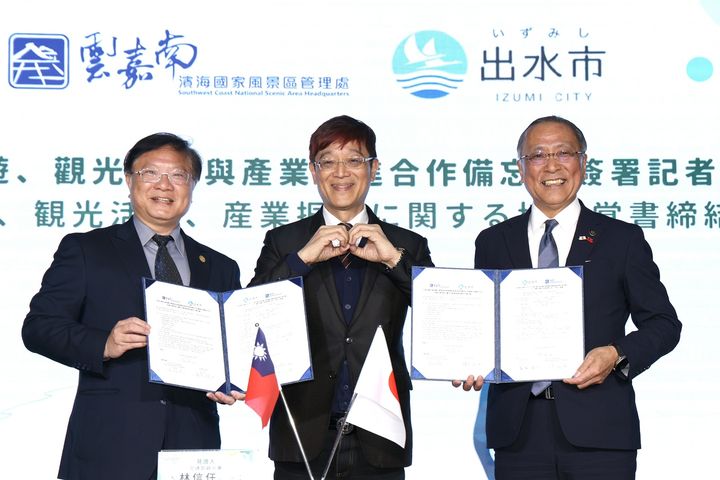 雲嘉南管理處與日本鹿兒島縣出水市 MOU 簽署合影。 圖:雲嘉南濱海國家風景區管理處/提供