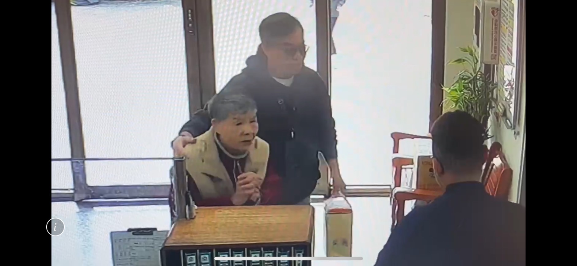 (有影片)/正妹女警護送迷路阿嬤平安返家 阿嬤送蛋糕感謝 - https://www.watchmedia01.com