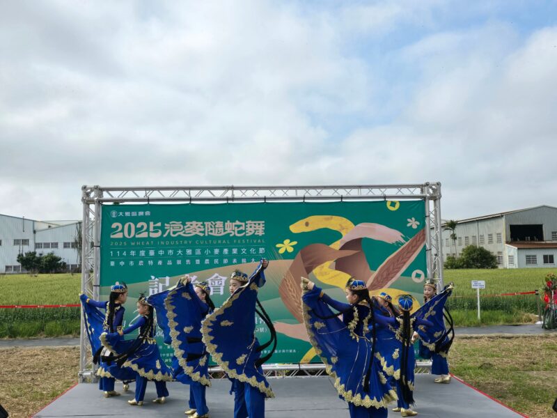 圖文:大雅區2025浪麥隨蛇舞小麥產業文化節農特產品展售暨農民節表揚大會記者會開跑。