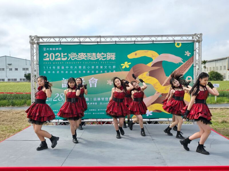 圖文:大雅區2025浪麥隨蛇舞小麥產業文化節農特產品展售暨農民節表揚大會記者會開跑。