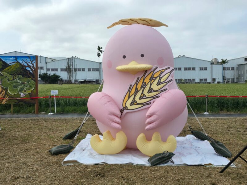 圖文:大雅區2025浪麥隨蛇舞小麥產業文化節農特產品展售暨農民節表揚大會記者會開跑。