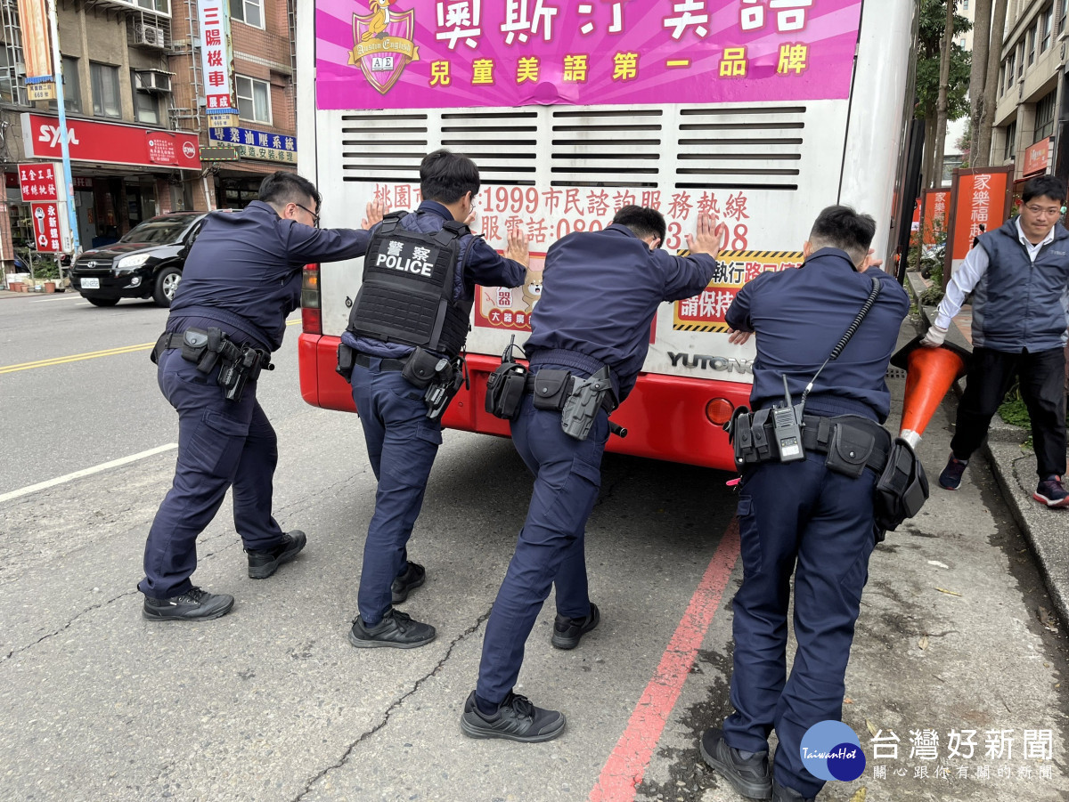 警民合作下終於順利推動十幾噸的公車，也讓路口交通恢復順暢。