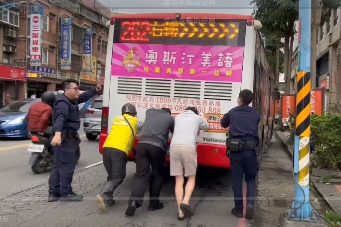 警民合作下終於順利推動十幾噸的公車,也讓路口交通恢復順暢。