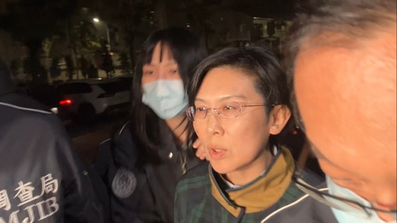 林岱樺(右2)疑涉詐領助理費,21日獲100萬交保。中央社