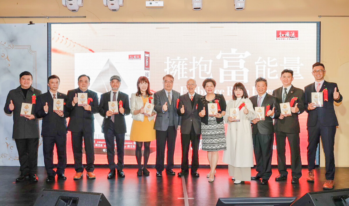▲知識流出版《擁抱富能量》新書發表會,前駐法大使呂慶龍(右6)、墾丁福華總經理張積光(左6)、知識流社長周翠如(左5)蒞臨致詞,向企業家作者獻上祝福。(圖/知識流出版公司提供)