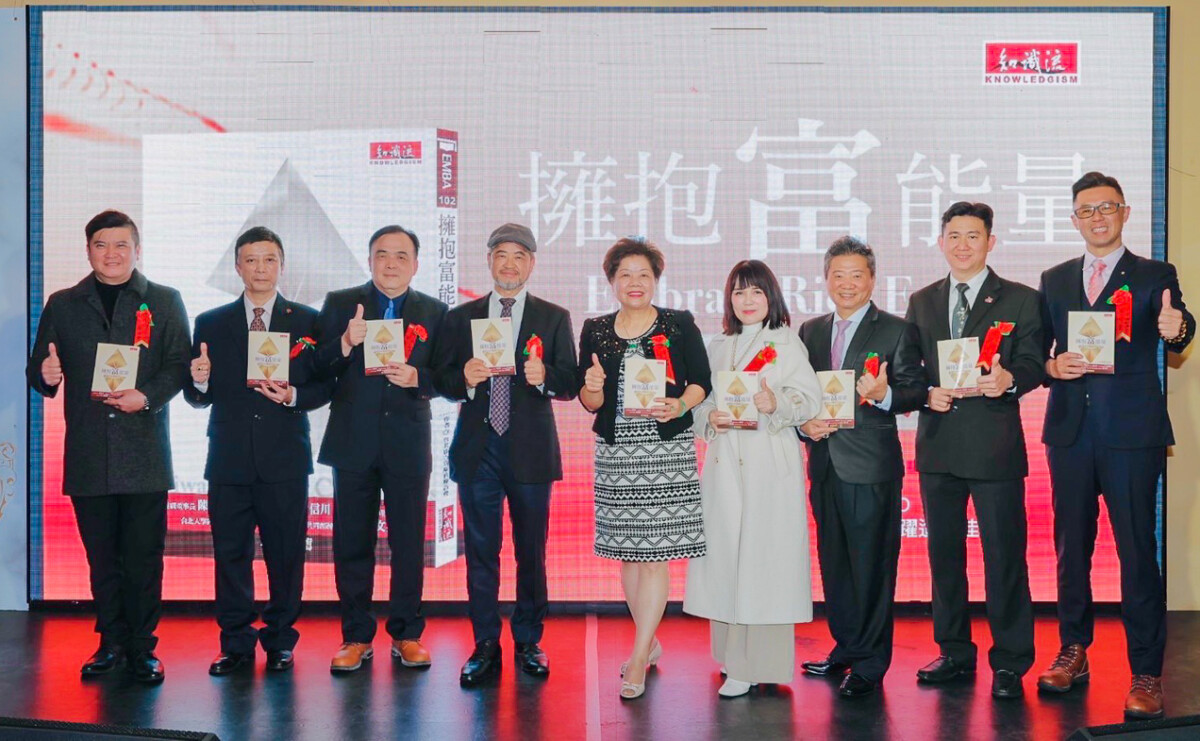 ▲「台北區百貨廠商聯誼會」紀念邁入42周年誌慶，由知識流出版新書《擁抱富能量》，分享成功企業家寶貴的創業經驗。（圖/知識流出版公司提供）