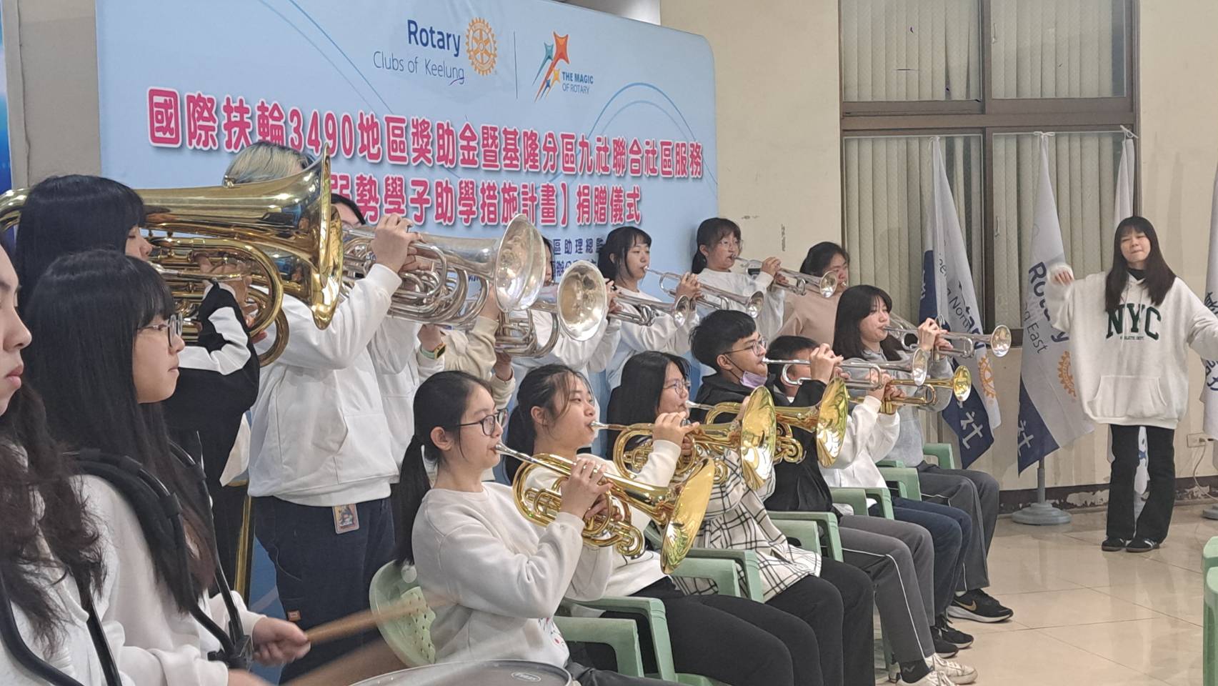 基隆市立中山高中管樂隊特別演奏多首管樂合奏,讓前來致贈獎助金的基隆扶輪社友欣賞學習的成果。