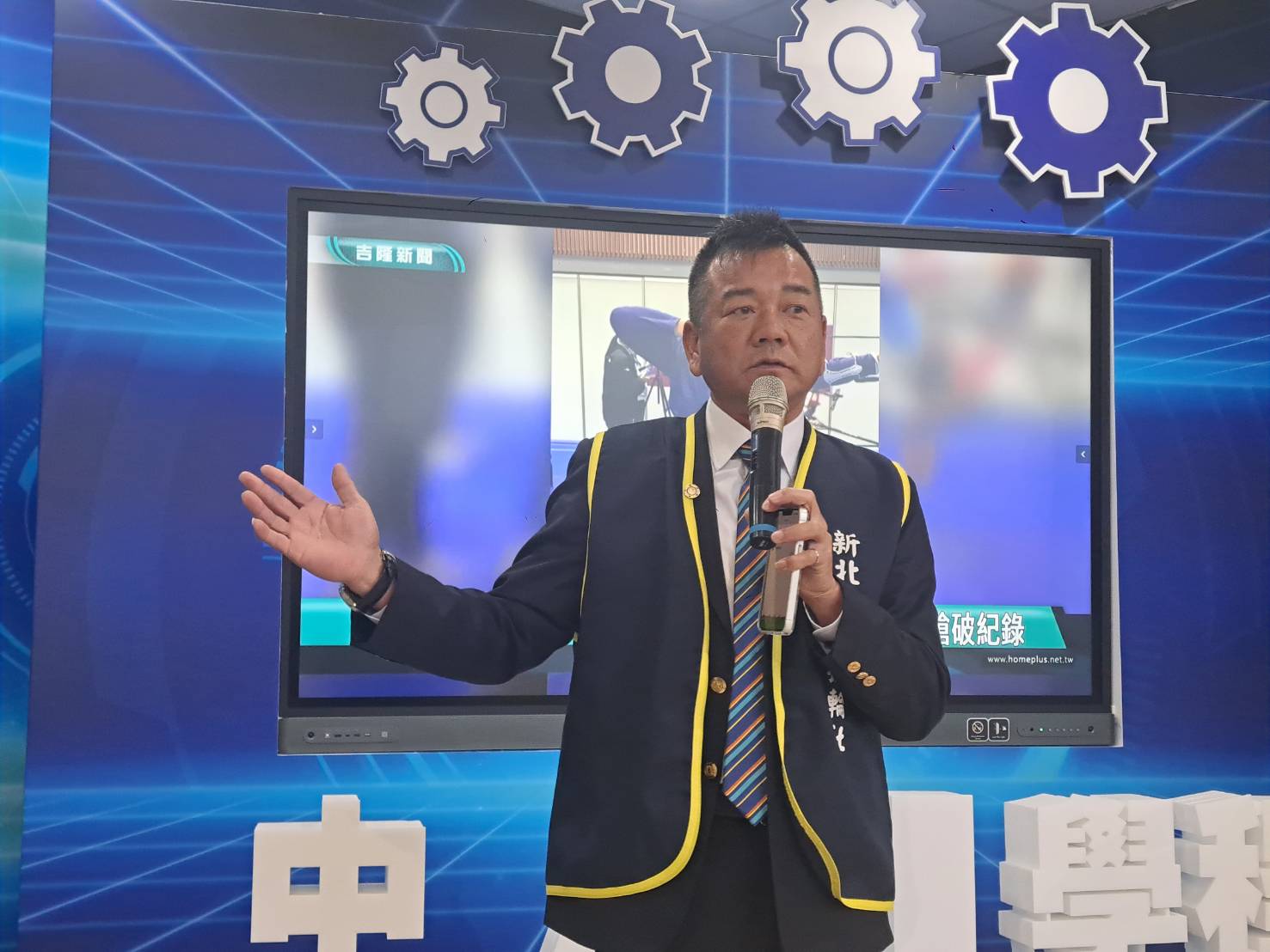 國際扶輪3490地區基隆分區助理總監吳金龍表示, 基隆市扶輪社結合社員之力,努力實現服務之核心價值,耕耘公益園地,以愛心澆灌學子,並竭力支持教育服務工作。