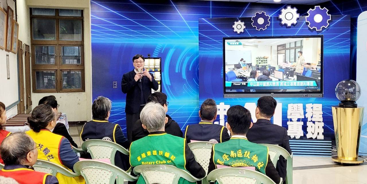 基隆市立中山高中校長方保社表示,學校近年積極推動課程改革,鼓勵學生探索自我,發展專長,學校有許多來自經濟弱勢家庭的學生,扶輪社的這些資源挹注,能讓他們不因經濟因素而中斷學業,也能擁有與其他學生相同的競爭機會。
