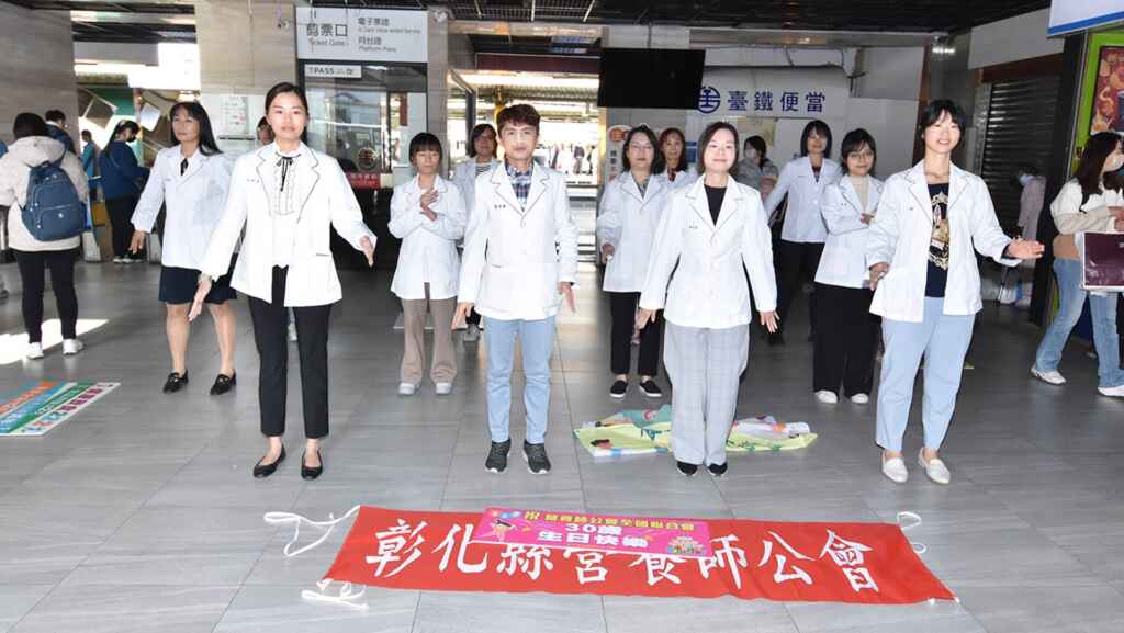▲營養師透過表演「我的健康餐盤」活力舞蹈，傳達健康餐盤及「健康飲食222」概念，也更認識「營養師」的重要性。 （彰基醫院提供）