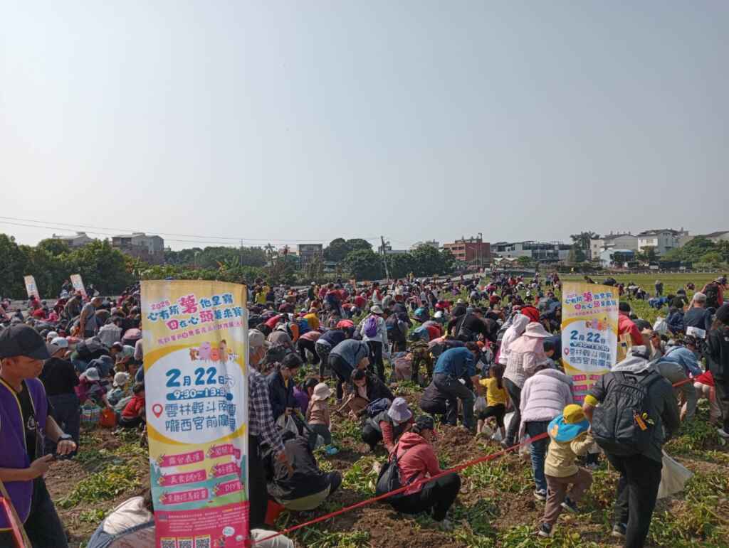 親子下田一起體驗農作，充份體會合作與共享的精神。(記者廖承恩翻攝)