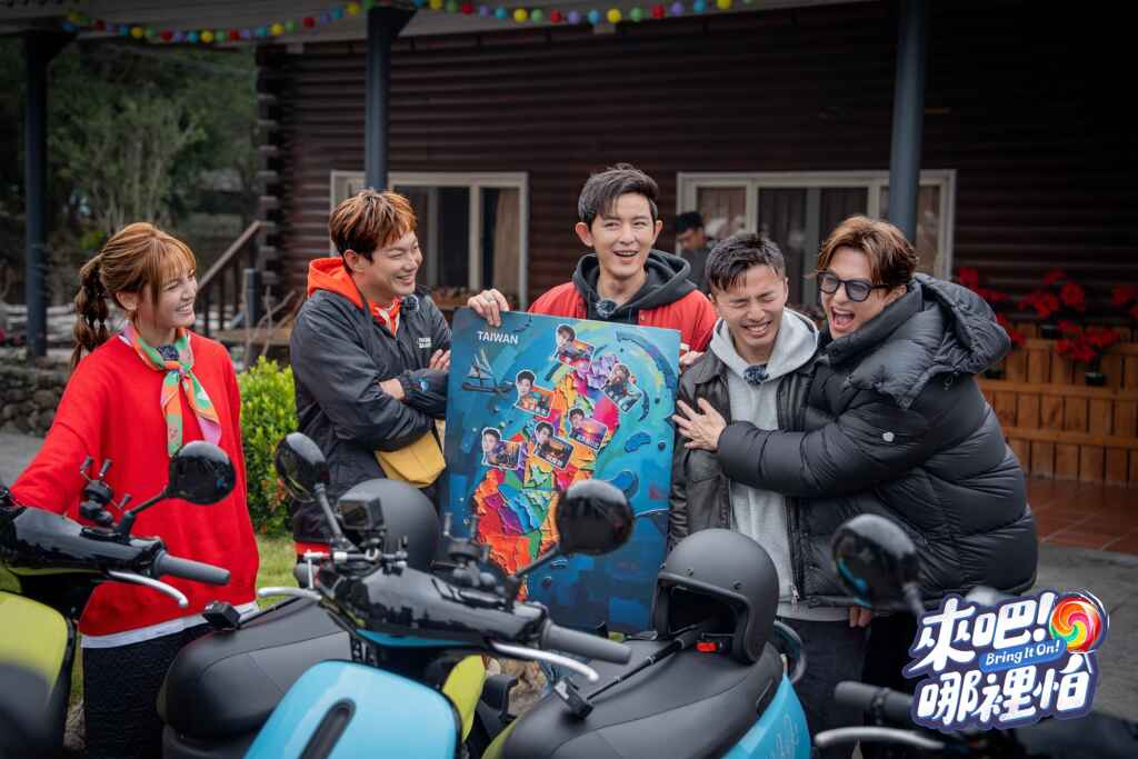 ▲阿緯(右二)許願與成員一起騎機車 重溫熱血、青春。（TVBS提供）