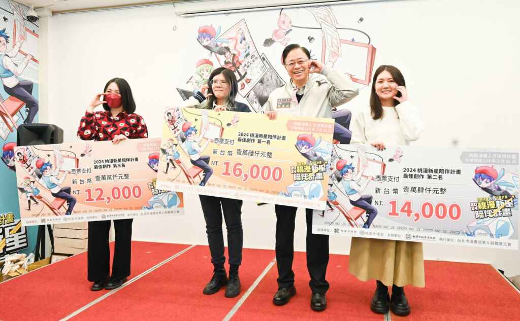 ▲桃園市長張善政與得獎創作者合照。（桃園市文化局提供）