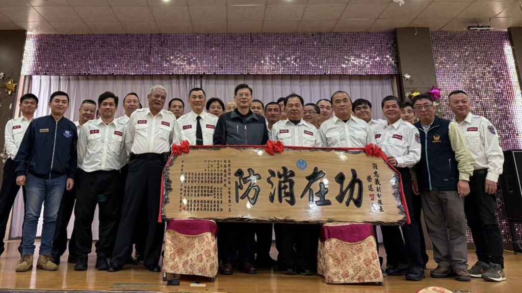 ▲劉心語的爸爸（中間黑衣服的左邊這位）擔任義消新分隊隊長。（合名娛樂提供）