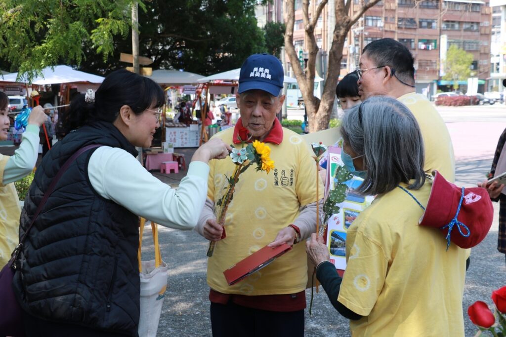 現年80歲的洪爺爺分享參與記憶保養班學習心得。(圖/台中慈濟醫院提供)