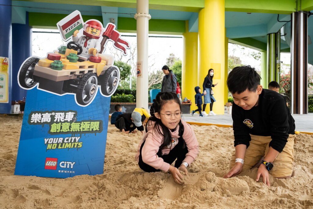 即日起至3月2日台灣樂高在臺北市立兒童新樂園沙坑遊戲區打造「樂高飛車創意無極限」親子闖關活動