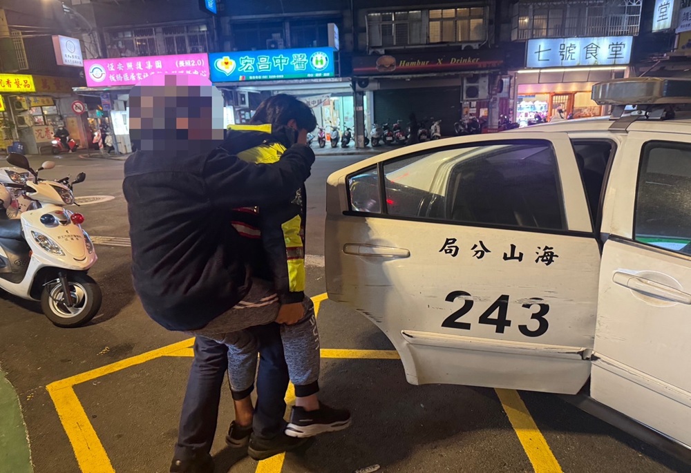 寒風中呆站6小時 警伯揹起帕金森氏症患者返家 236 248250222a02