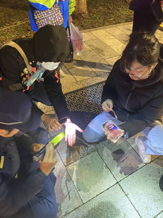 老婦摔倒跌斷門牙!桃警暖心找回助就醫 64 2072573