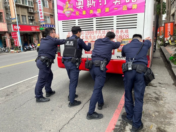 【有片】公車拋錨卡路中!龜山警民合力神救援解圍 62 S 144687110 0