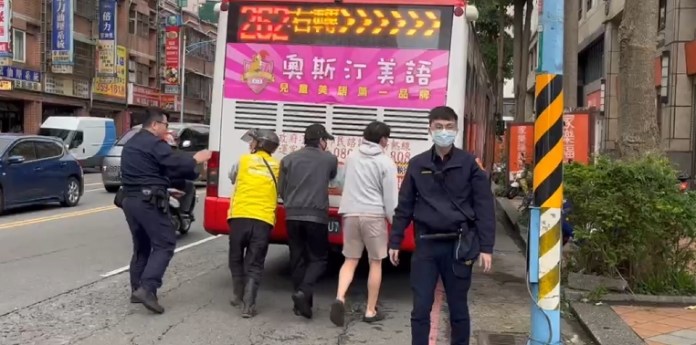 【有片】公車拋錨卡路中!龜山警民合力神救援解圍 63 1740188133574