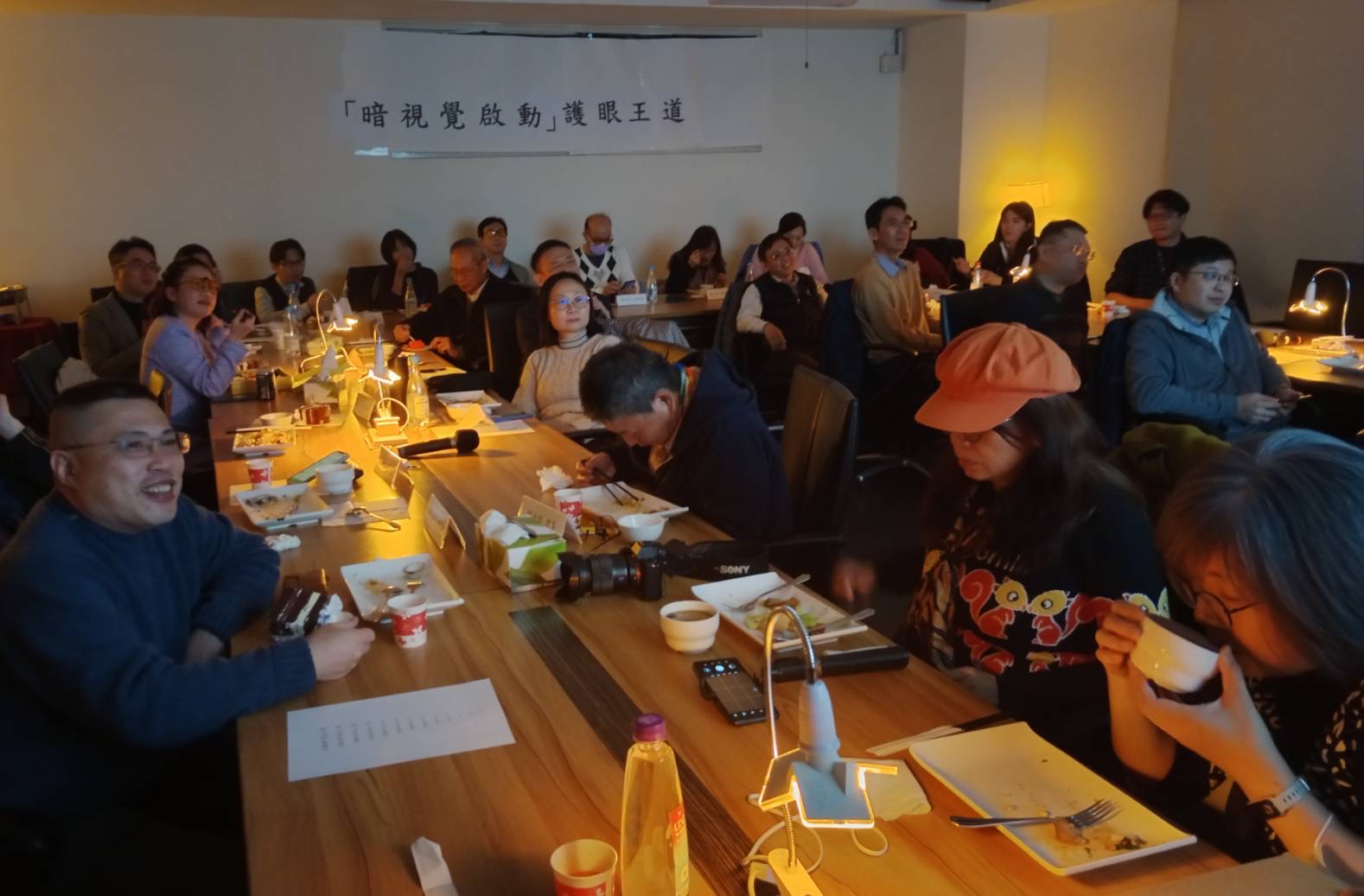 光與健康協會分享燭光晚餐的好,呼籲大家在友善光環境下用餐。(圖/記者黃溎芬翻攝)