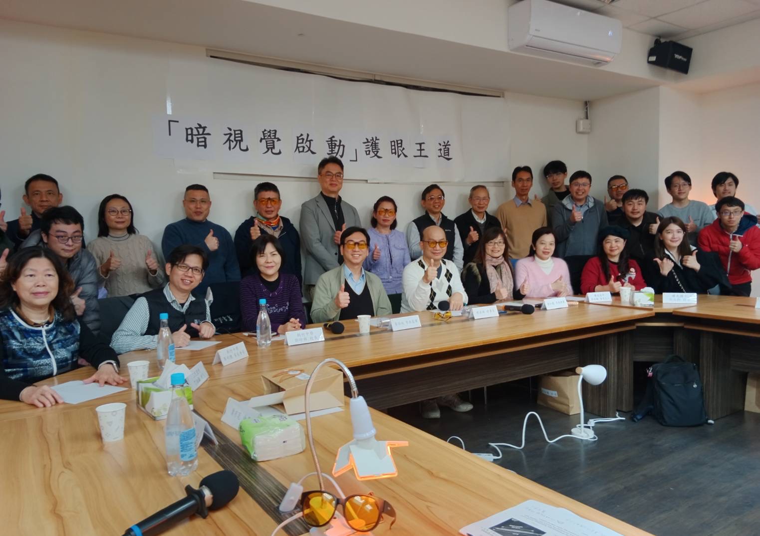 光與健康協會理事長周卓煇率領好光團隊,呼籲大家努力翻轉台灣高度近視。(圖/記者黃溎芬翻攝)