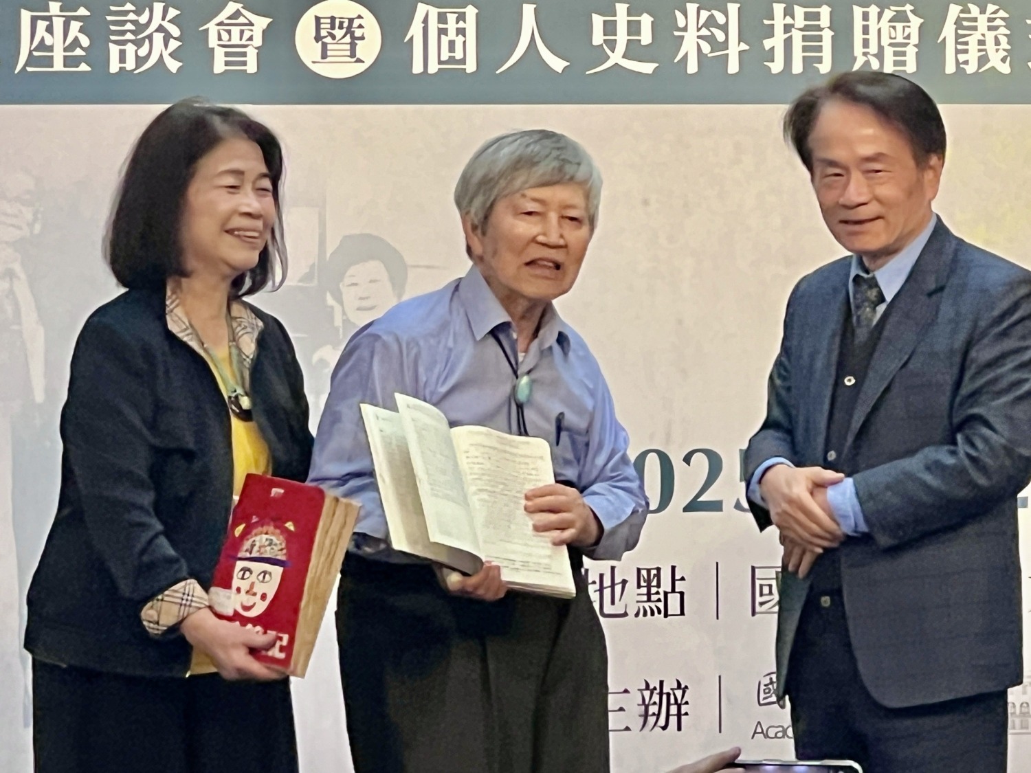 (左起) 翁金珠、劉峯松、國史館陳儀深館長《台灣情 民主路─劉峯松先生訪談錄》新書發表座談會。 (圖/劉峯松 提供)