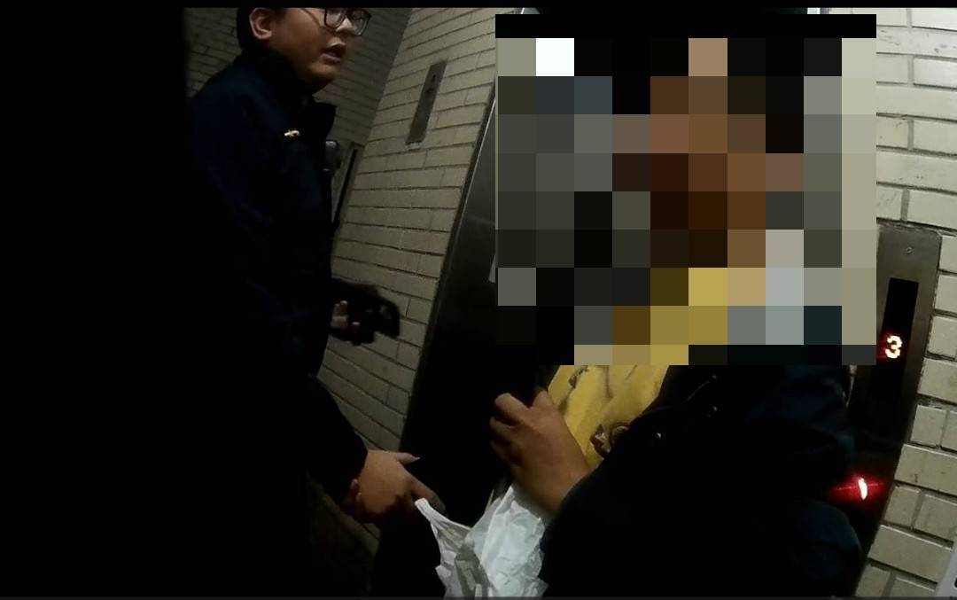 員警發現一名視障男子獨自徘徊於道路上,疑似迷失方向,遂主動上前關心。(記者 黃荷琇翻攝)