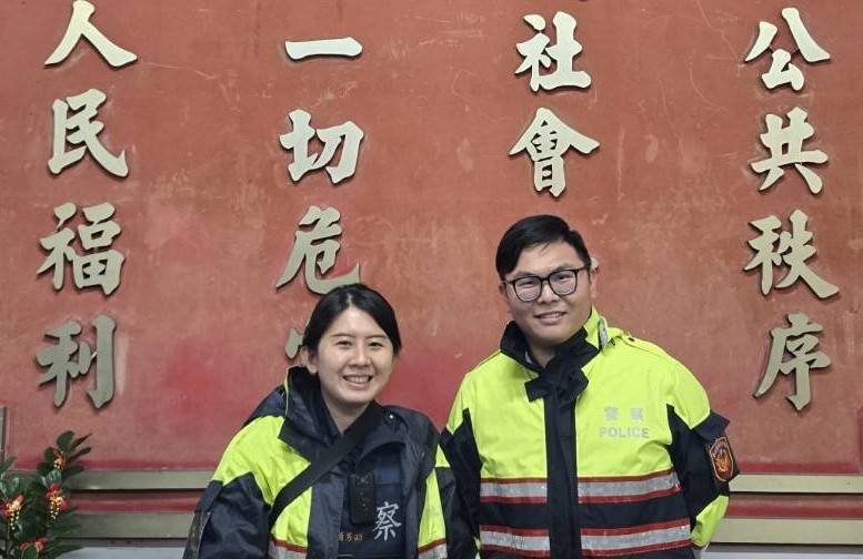 萬芳派出所警員林于禮(圖右)、林香吟(圖左)提醒,視障人士外出時,應盡量由家人或友人陪同,以降低迷途或發生意外的風險。(記者 黃荷琇翻攝)