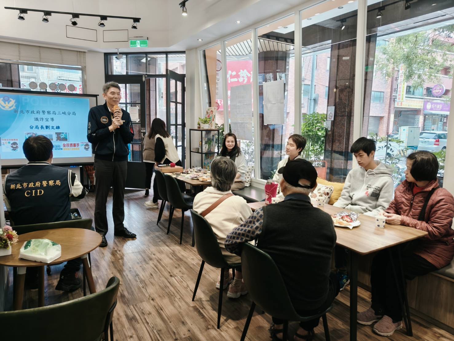 三峽警分局長劉文雄(中)向長照工作者傳遞最新詐騙手法與實用防範技巧。(記者徐煜勝翻攝)