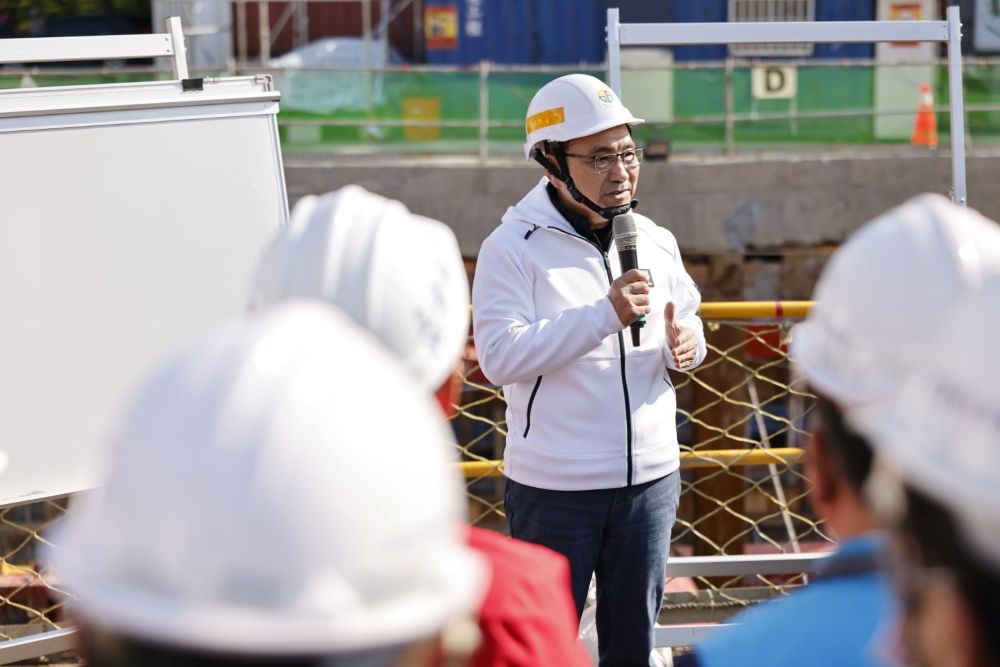 《圖說》侯友宜市長關心板橋第二國民運動中心施工進度至工地視察,針對擁有25萬以上人口的行政區,市府規劃第二座國民運動中心,打造新北市成為時時能運動的運動城市形象。〈新聞局提供〉