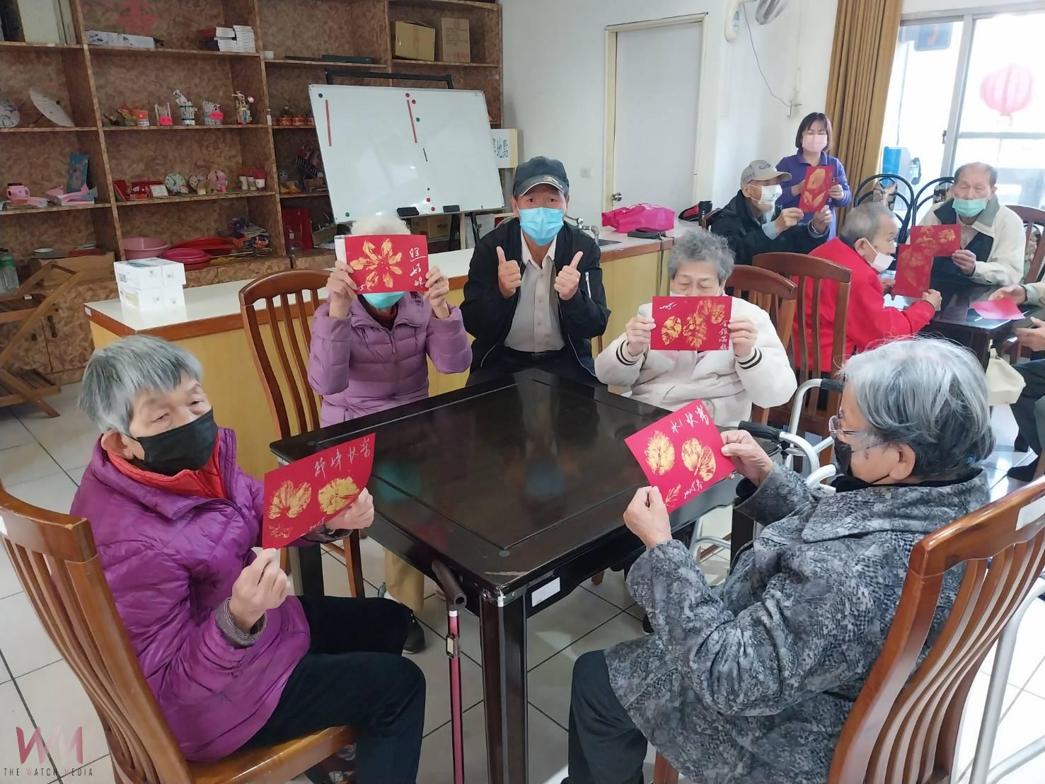 (有影片)/榮家長輩變身「藝術家」!拓印植物吉祥畫 玩出新年好運氣 - https://www.watchmedia01.com