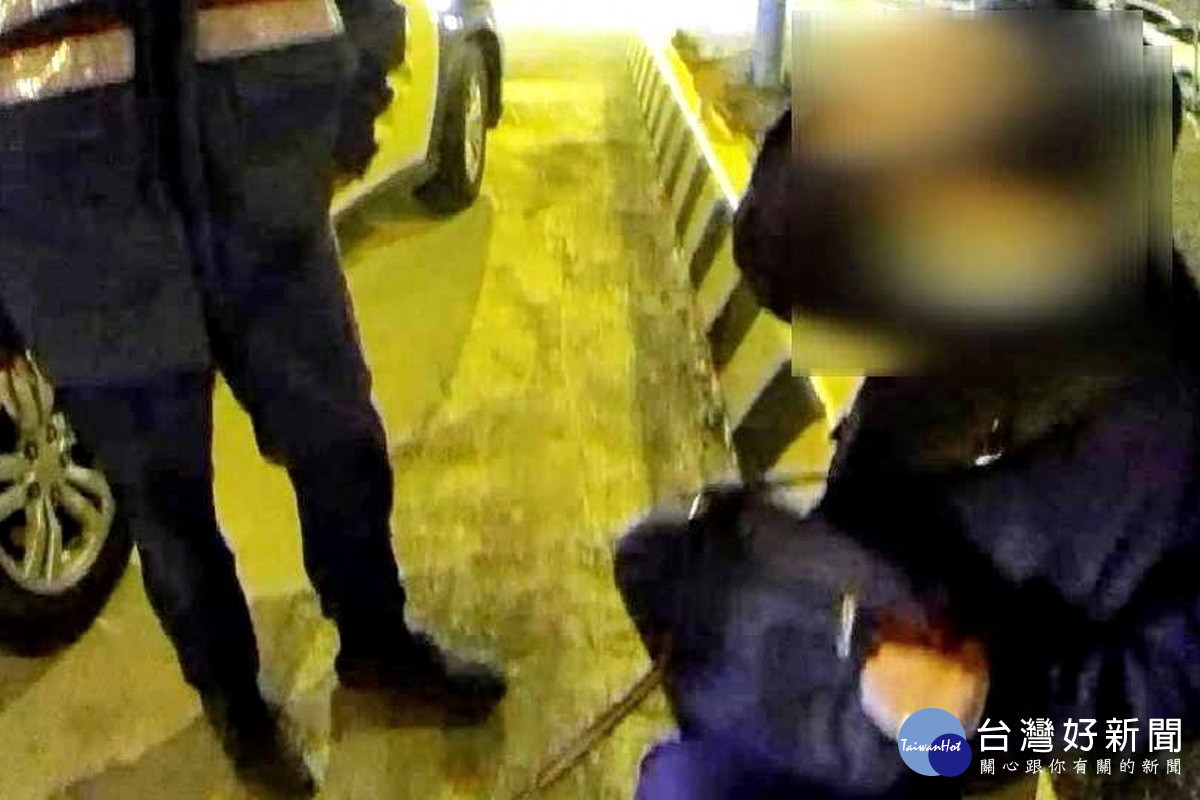 97歲老翁迷路獨坐在交流道旁,蘆竹分局員警上前關切。
