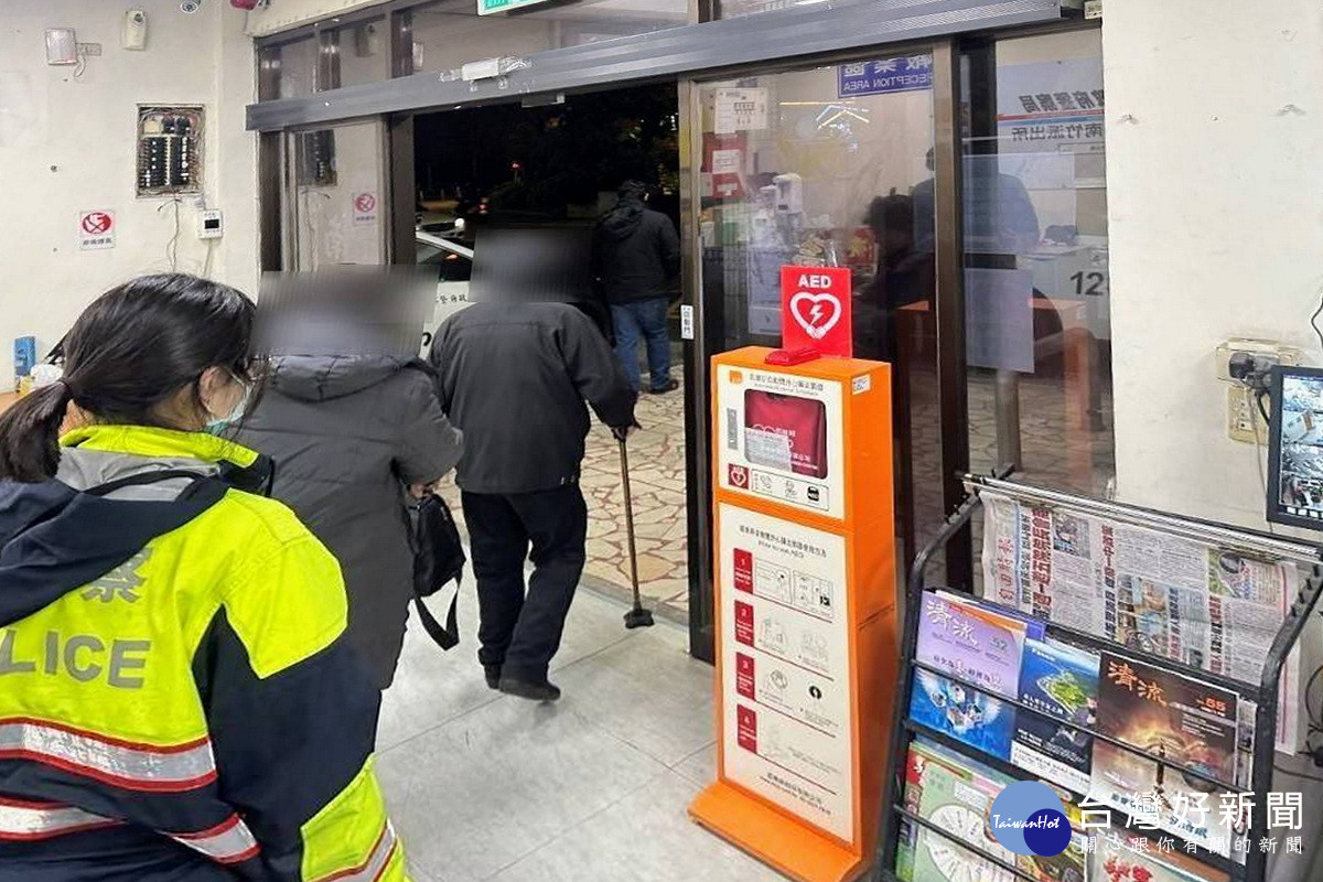97歲老翁迷路,蘆竹分局員警將其帶回派出所協助返家。<br /><br />