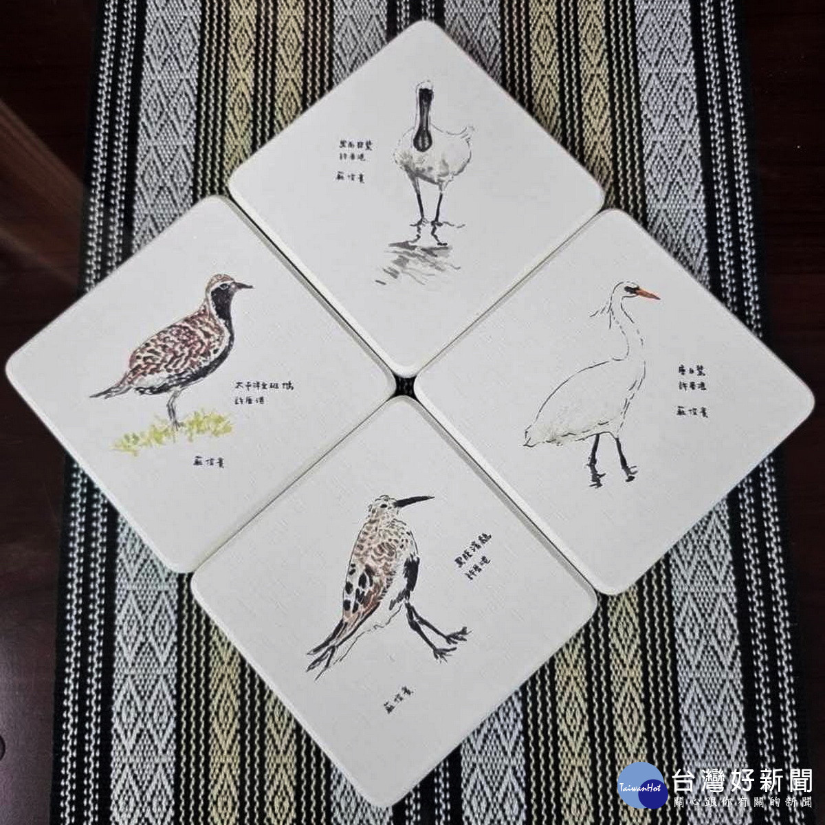 桃園市副市長蘇俊賓親手繪製的桃園特色候鳥杯墊。<br /><br />