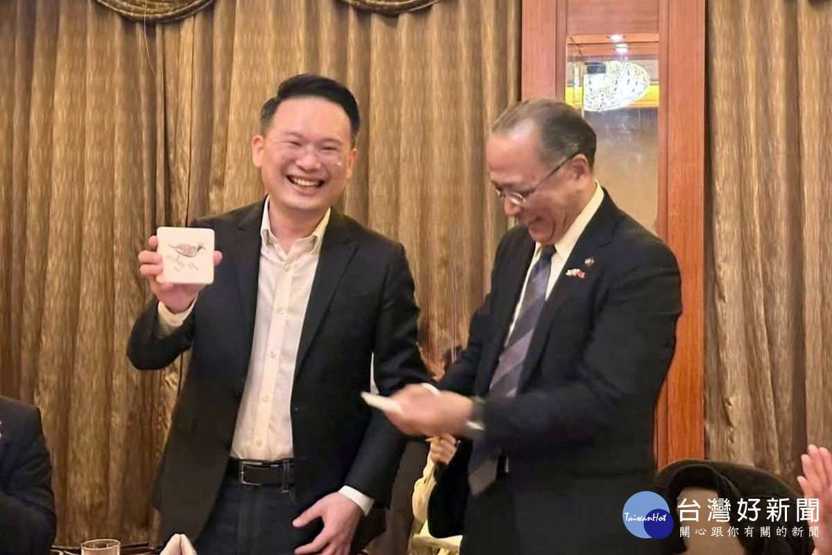 桃園市副市長蘇俊賓與日本鹿兒島縣出水市市長椎木伸一交流互贈紀念品。<br /><br />