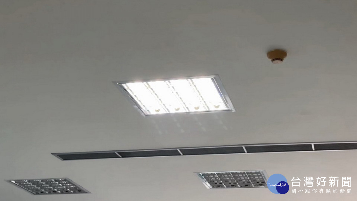 ▲為節省開支,1、3、5樓對外的公共區域也關閉部分電燈。<br /><br />