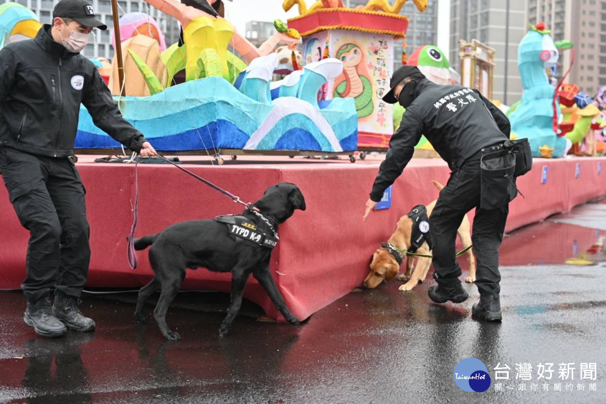 桃園燈會警犬負責場檢任務,協助犯罪預防宣導與民眾互動。