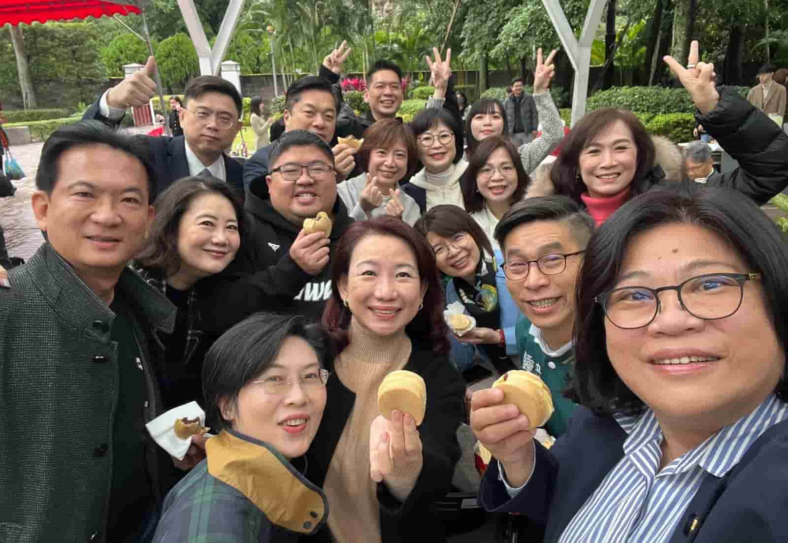 綠委林俊憲(前左)在臉書貼出黨團在總統官邸開心合照,日前涉詐領助理費的立委林岱樺(前左2)也入鏡。翻攝林俊憲臉書